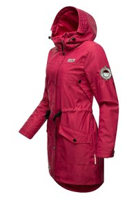 Rode waterdichte jas met een trekkoord in de taille, knoopzakken en een logo-opdruk op de mouw. Kap is verstelbaar. Glad materiaal.