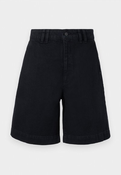 Shorts en denim noir à coupe droite, avec une fermeture à bouton, des passants de ceinture et des ourlets roulés. Texture lisse avec des détails de couture subtils.