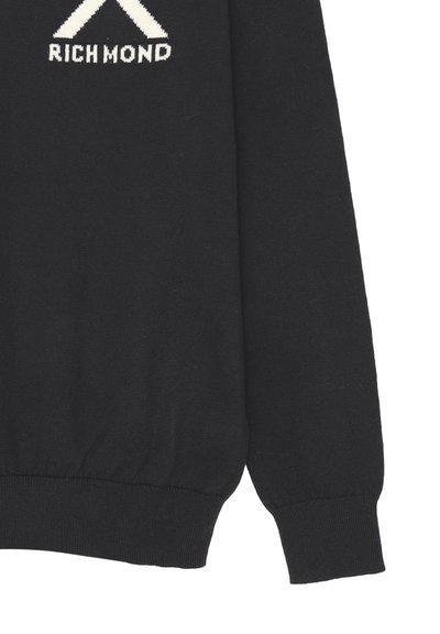 Maglione nero con polsini e fondo a costine, caratterizzato da un logo bianco con la scritta "RICHMOND" sopra un motivo a forma di V. Texture morbida e lavorata a maglia.