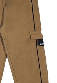 Pantaloni cargo marroni realizzati in un tessuto resistente con strisce laterali nere, una tasca laterale e un'etichetta sull'orlo. Presentano un design a gamba dritta.