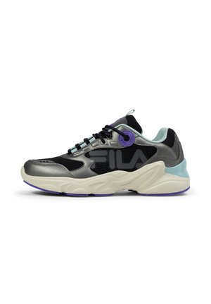 Zapatilla deportiva que presenta una combinación de malla negra y materiales sintéticos grises, acentos morados y una suela media texturizada en blanco.