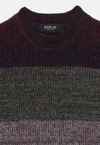 Pletený sveter so pruhmi v bordovej, tmavozelenej a šedenej farbe. Okrúhly výstrih, textúrovaný pletený vzor a štítok s brandingom "REPLAY".