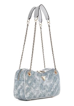 Bolso rectangular de color azul claro con textura, correas de cadena dorada, cierre de cremallera y un pequeño logo triangular dorado en la parte frontal.