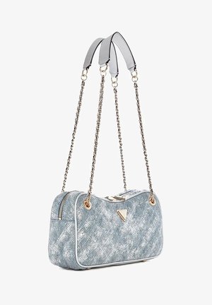 Bolso rectangular de color azul claro con textura, correas de cadena dorada, cierre de cremallera y un pequeño logo triangular dorado en la parte frontal.