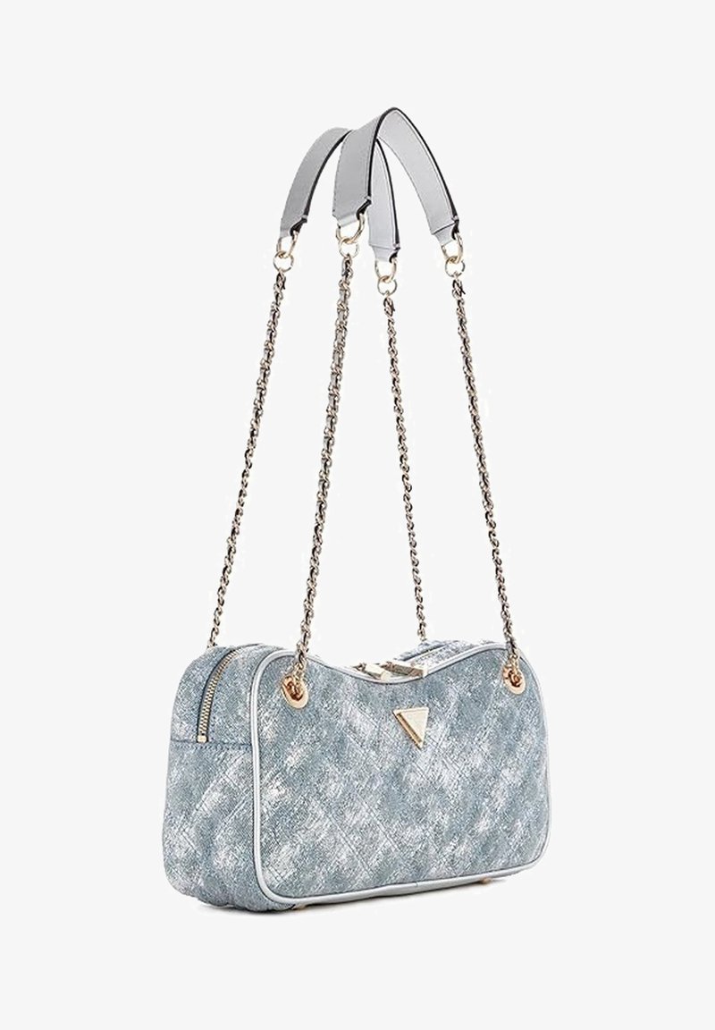 Sac à main rectangulaire bleu clair texturé avec des anses chaînées en or, fermeture éclair et un petit logo triangulaire doré à l'avant.