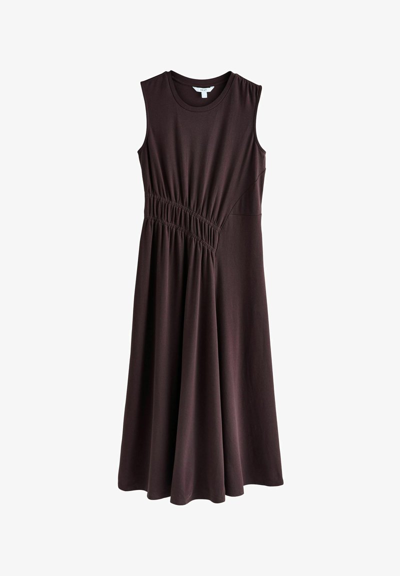 Vestido midi sin mangas de color marrón oscuro con cuello redondo y detalle elástico gathered en diagonal a lo largo de la cintura, falda acampanada sobre fondo blanco.