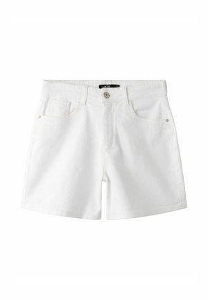 Białe szorty dżinsowe z przednim guzikiem, szlufkami na pasek i dwoma przednimi kieszeniami, pokazane na płasko na białym tle.