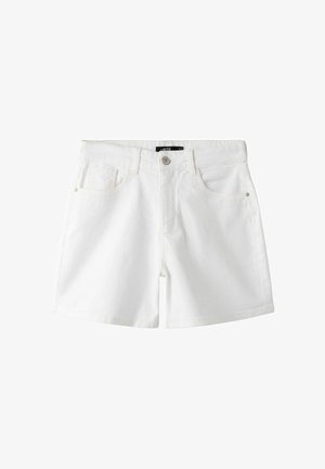 Shorts in denim bianco con bottoni frontali, passanti per cintura e due tasche frontali, esposti in piano su sfondo bianco.