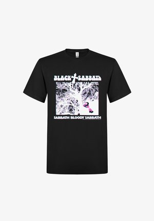 Czarny t-shirt z białym odwróconym graficznym drzewem i postacią spadającą, tekst "Black Sabbath" nad oraz "Sabbath Bloody Sabbath" pod obrazem.