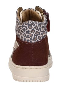 Hoge sneakers met een bordeauxsuède basis, een kraag van luipaardprintstof, een crèmekleurige rubberen zool en zijaccenten in een lichte kleur.