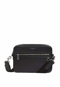 Borsa messenger nera in pelle con una finitura testurizzata. Presenta una tasca frontale con zipper, una tracolla regolabile e dettagli in metallo argentato.