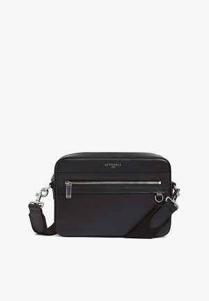 Borsa messenger nera in pelle con una finitura testurizzata. Presenta una tasca frontale con zipper, una tracolla regolabile e dettagli in metallo argentato.