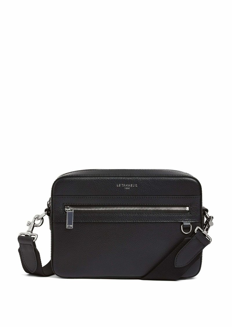 Borsa messenger nera in pelle con una finitura testurizzata. Presenta una tasca frontale con zipper, una tracolla regolabile e dettagli in metallo argentato.