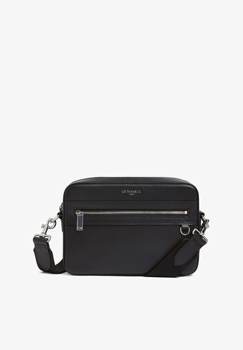 Bolso mensajero de cuero negro con un acabado texturizado. Cuenta con un bolsillo frontal con cremallera, correa ajustable y acentos de hardware en tono plateado.