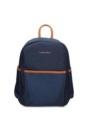 Sac à dos bleu marine avec poignée et bordure marron, poche avant et logo de la marque centré au-dessus de la poche.