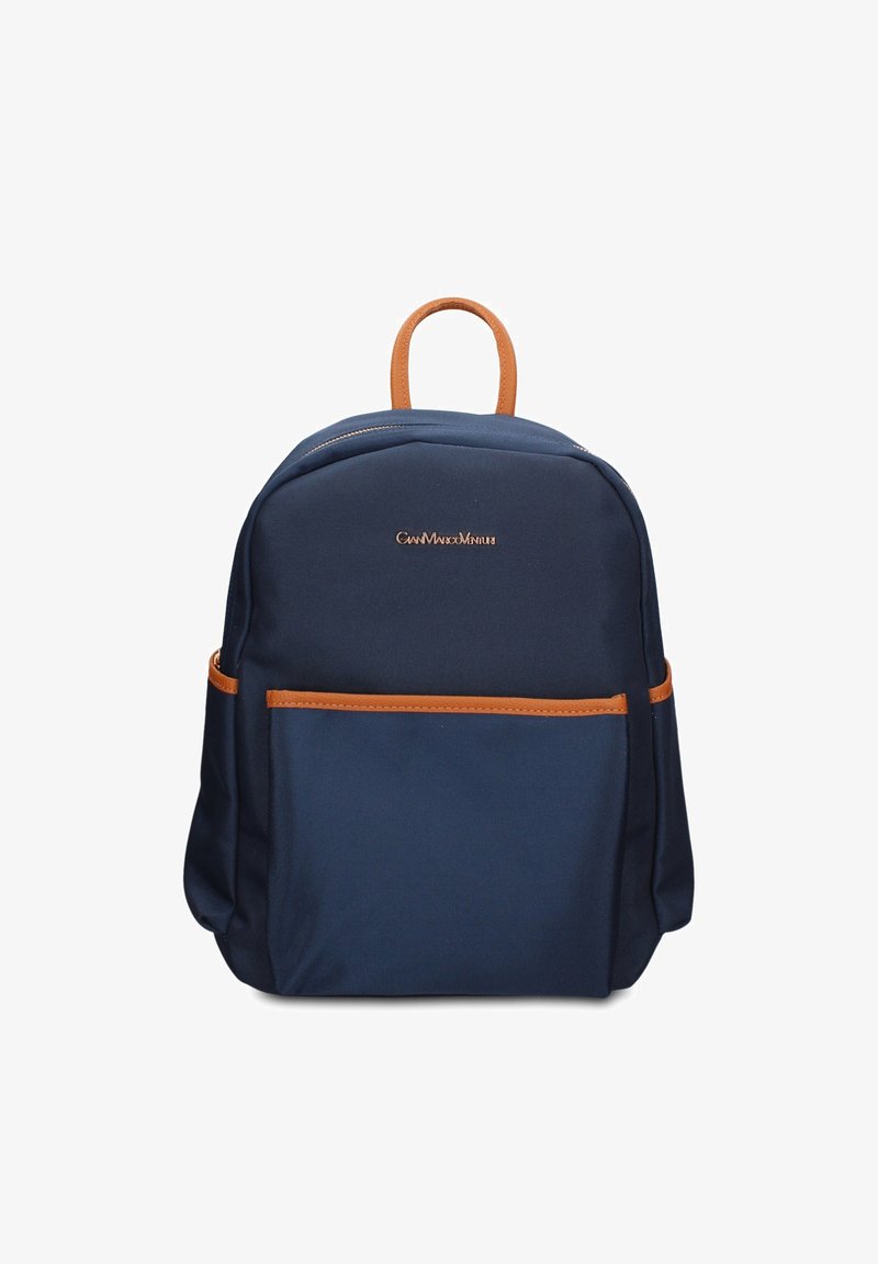 Sac à dos bleu marine avec poignée et bordure marron, poche avant et logo de la marque centré au-dessus de la poche.