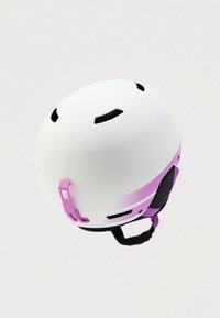 Bijela kaciga s ružičastim akcentima, zaobljenog oblika, s ventilacijskim otvorima i podesivim trakama. Glatka površina s mat završnom obradom.