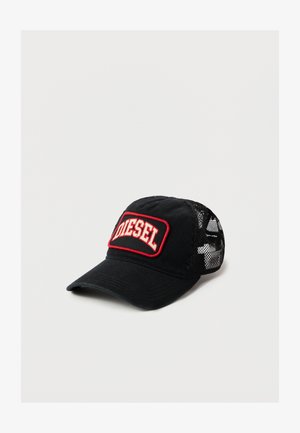 Melnā cepure ar sarkanu apmali uzrakstam "DIESEL", izgatavota no auduma ar acs sānēm, apvienojot izliekto brim un strukturētu dizainu.