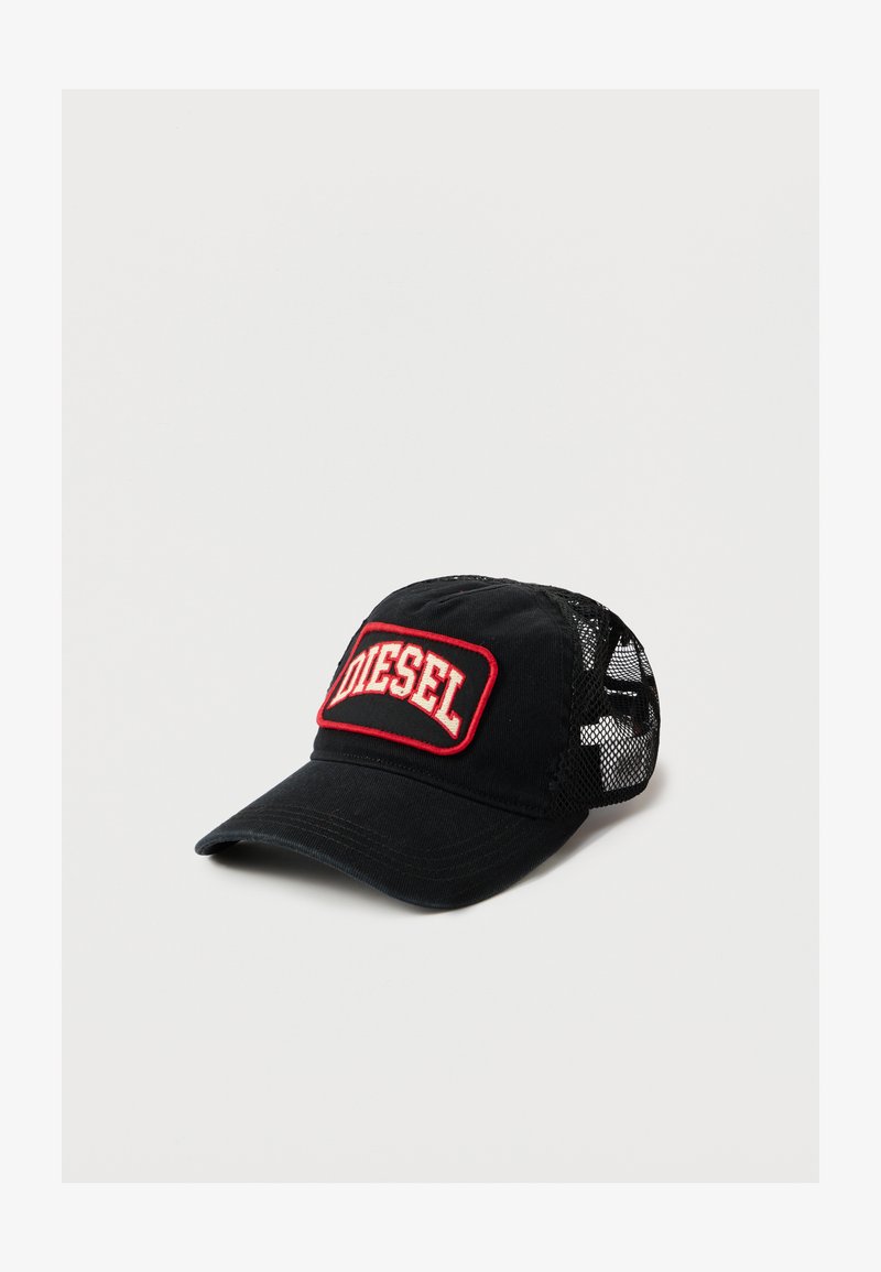 Melnā cepure ar sarkanu apmali uzrakstam "DIESEL", izgatavota no auduma ar acs sānēm, apvienojot izliekto brim un strukturētu dizainu.
