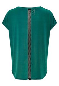 Zelený top s krátkým rukávem, s průsvitnou síťovinovou částí uprostřed zad, hladkou texturou a volným střihem, s logem značky u krku.