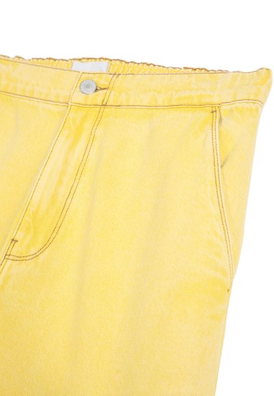 Pantalones de mezclilla amarillos con cintura elástica, diseño de cinco bolsillos y costuras en contraste, con una superficie suave y texturizada.