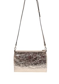Bolso de mano plateado metálico con textura agrietada, cierre de cremallera y correa ajustable. Presenta una forma rectangular elegante y hardware minimalista.