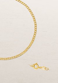 Goldene Halskette mit ineinander verschlungenen platten Gliedern, glänzender Oberfläche und einem sicheren Karabinerverschluss mit gravierten Anhängern.
