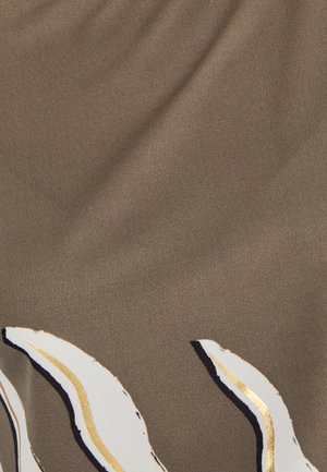 Tela marrón con una textura suave, que presenta patrones abstractos ondulados en crema, negro y acentos metálicos dorados a lo largo del borde inferior.