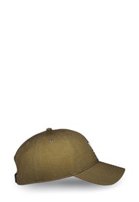 Olivgrüne Baseballmütze mit gebogenem Schirm, sechs Panels und Belüftungsöffnungen. Mit einem Logo auf der Vorderseite und einem verstellbaren Riemen auf der Rückseite.