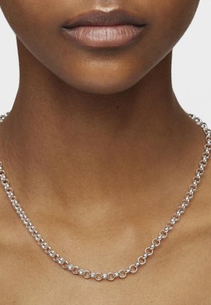 Collana in argento composta da anelli circolari intrecciati, con una superficie liscia e lucidata e una texture uniforme.