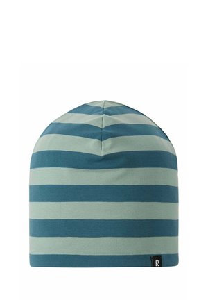 Berretto beanie in tessuto morbido con larghe strisce orizzontali in verde acqua e azzurro chiaro, con una piccola etichetta nera sul bordo inferiore.