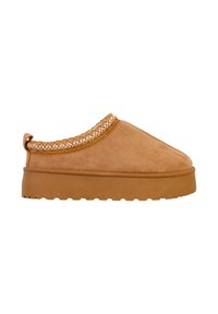 Chaussure mocassin en daim beige avec une tige en tissu texturé, une semelle en caoutchouc et un galon tressé décoratif le long du col.