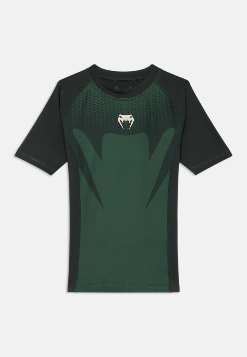 Αθλητική μπλούζα κοντομάνικη σε μαύρο και σκούρο πράσινο χρώμα με λογότυπο κεφαλής φιδιού στο κέντρο κοντά στον γιακά και σχέδιο που μοιάζει με ιστό αράχνης στο στήθος.