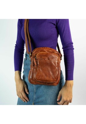 Cross body bag - cognac