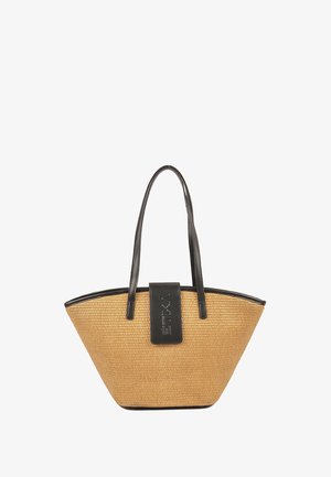 Bolso tote de paja tejido en tono marrón con detalles y asas de cuero negro. Presenta un parche de cuero negro en el frontal con un detalle de logotipo en relieve.