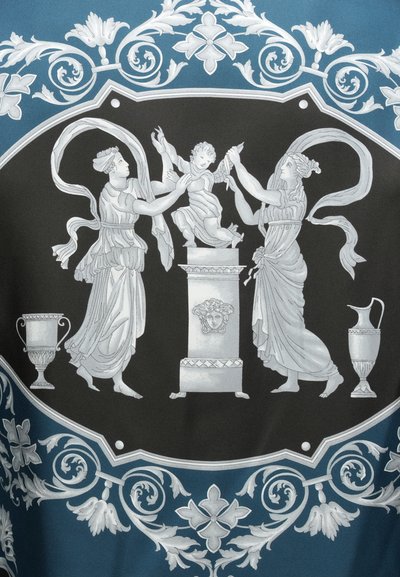 Potlačená tkanina zobrazuje klasické postavy v bielej farbe na tmavom pozadí, rámované ornamentálnymi motívmi v odtieňoch modrej a bielej.