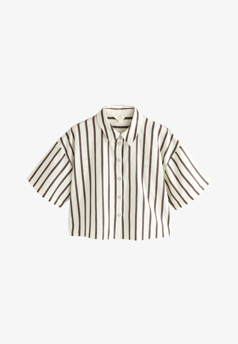 Chemise à manches courtes avec boutons, larges rayures verticales marron sur fond blanc et col classique.