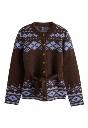 Brun strikket cardigan med blå geometriske mønstre, frontknapper, lange ærmer, rund halsudskæring og et bundet bælte i taljen.