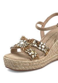Sandalo wedge beige con accenti di gemme, cinturini simili al sughero e suola in juta intrecciata. Caratterizzato da un plantare imbottito e una cinghia alla caviglia.