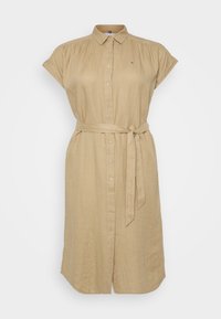 Beiges Leinenhemdkleid mit kurzen Ärmeln, Knopfverschluss vorne und einem gebundenen Gürtel in der Taille. Mit einem kleinen Logo auf der Brust.