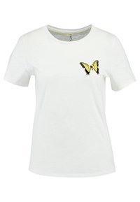 Camiseta blanca de manga corta hecha de tela suave, con un bordado de mariposa amarilla y negra en el lado izquierdo del pecho. Cuello redondo.
