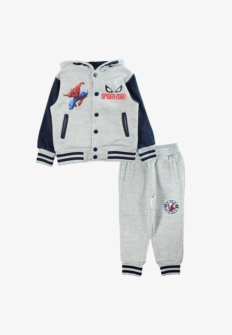 Sweat-shirt gris avec manches bleu marine, graphique Spiderman, boutons et capuche. Pantalon gris assorti avec coudes élastiques et écusson logo. Tissu en mélange de coton.