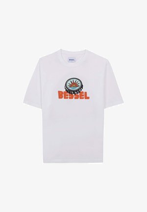 Camiseta de algodón blanca de manga corta, con un gráfico circular que presenta un diseño de sol y el texto "BESSEL" en naranja debajo.