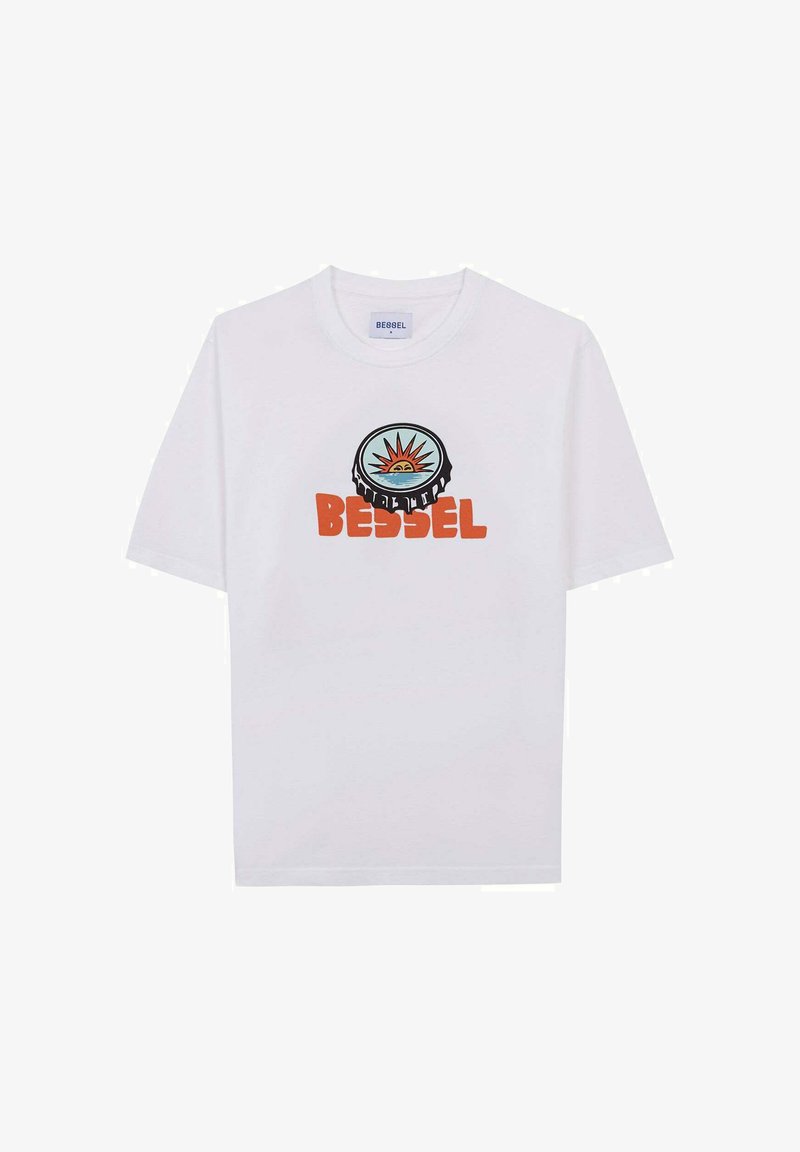 Camiseta de algodón blanca de manga corta, con un gráfico circular que presenta un diseño de sol y el texto "BESSEL" en naranja debajo.