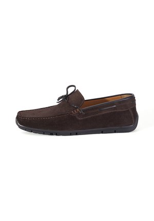 Dunkelbrauner Veloursleder-Slipper mit schwarzer Gummisohle und einer gebundenen Lederkordel oben, im Profil vor weißem Hintergrund gezeigt.