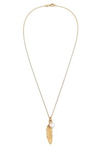Gul metal halskæde med en struktureret fjerpendant og en hvid perle accent. Glat kæde med lukning.