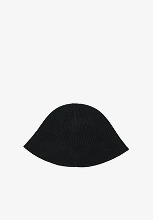 Zwarte gebreide bucket hat met een afgeronde kroon en een zachte, naar beneden hellende rand.
