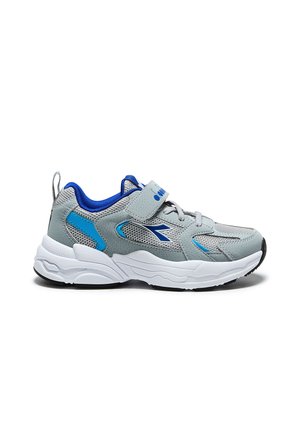 Scarpa da ginnastica grigia e blu con suola bianca, tomaia in mesh e materiale sintetico, strap con velcro e linguetta sul tallone, vista laterale.
