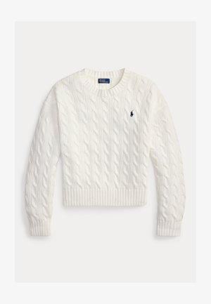 Krótki biały sweter z grubym splotem, z prążkowanym obszyciem na dole, okrągłym dekoltem i małym granatowym logo na lewej piersi. Miękka tekstura i misterny wzór.