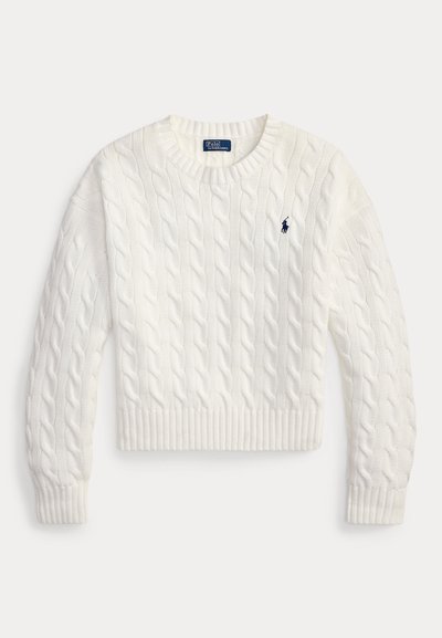 Κοντό λευκό πουλόβερ με πλέξη καλτσοδέτας, με ριμπ τελείωμα, στρογγυλή λαιμόκοψη και ένα μικρό ναυτικό λογότυπο στο αριστερό στήθος. Μαλακή υφή και περίπλοκο σχέδιο.